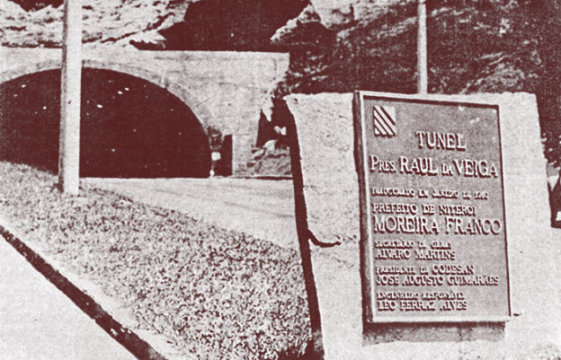 Placa de inauguração do Túnel Raul Veiga, Niterói