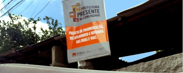 A justiça eleitoral mandou o prefeito de Niterói, candidato à  reeleição, retirar placas anunciando suas obras na cidade