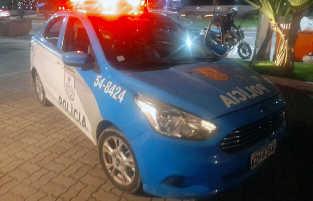 viatura da PM atingida por tiros