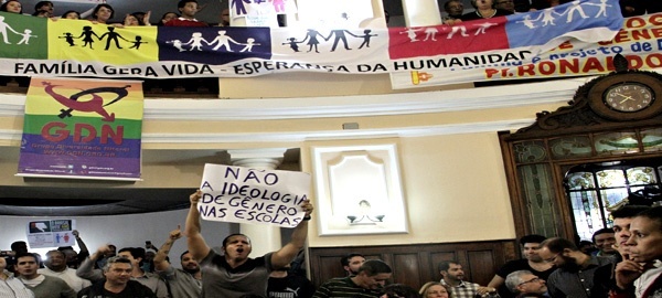 Manifestantes dizem não à ideologia de gênero em votação na Câmara de Vereadores de Niterói