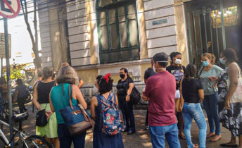 Professores fazem manifestação na porta da Fundação Municipal de Educação de Niterói
