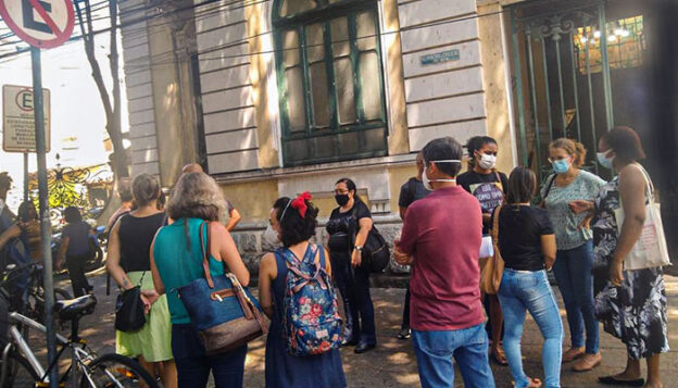 Professores fazem manifestação na porta da Fundação Municipal de Educação de Niterói