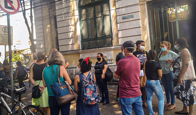 Professores fazem manifestação na porta da Fundação Municipal de Educação de Niterói