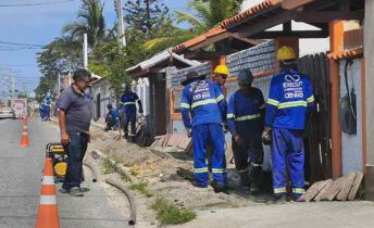 Operários cavam valas para instalar canos e hidrômetros em todas casas, como as da praia de Maricá