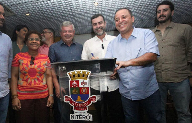 Rodrigo Neves assina convenio com Embratur, Niterói