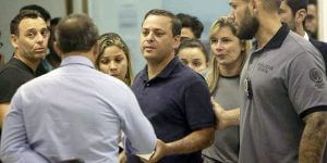 Rodrigo Neves detido em casa/ Foto Luciano Belford