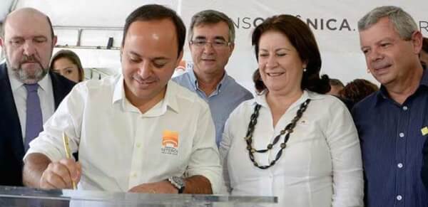 Pessoa (esq), Rodrigo, Bagueira, Miriam Belchior e Grael na assinatura do contrato de construção da Transoceânica