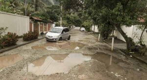 Rua das Rosas, em Itacoatiara, vira mar de lama em dia de chuva
