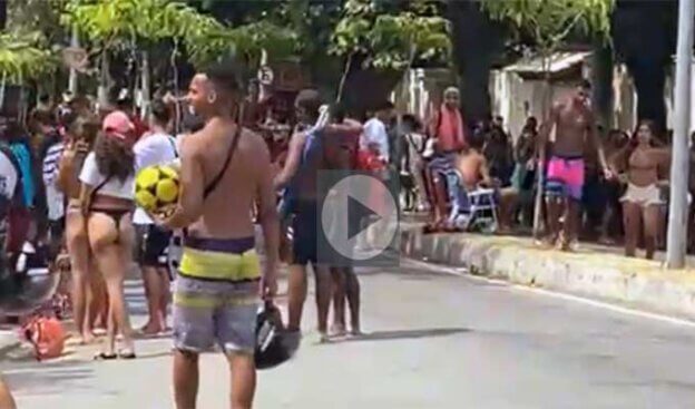 banhistas se aglomeram em Itacoatiara