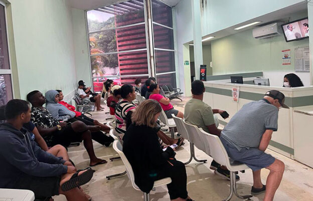 Sala de espera lotada no Hospital Mário Monteiro, Niterói