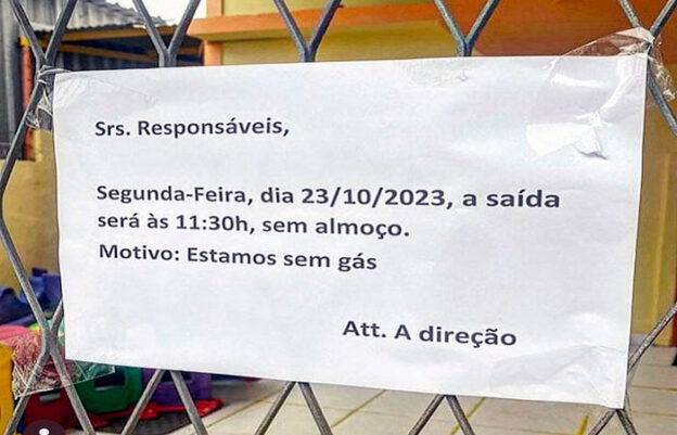 Cartaz na porta da UMEI Renata Magaldi, Niterói