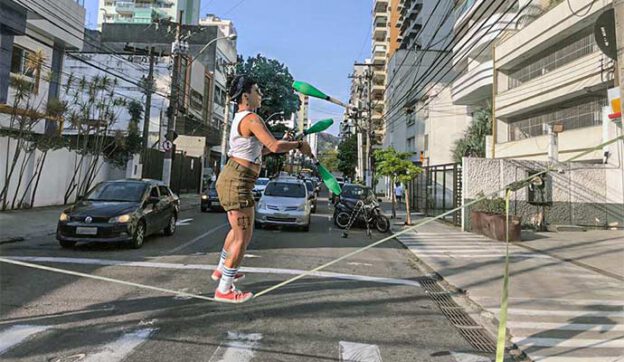 Professora faz slackline em Icaraí