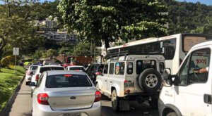 Trânsito parado na Avenida Quintino Bocaiuva