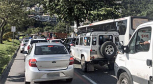 Muito carro, pouco ônibus