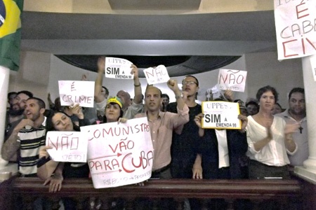 Manifestantes apoiam decisão de vereadores durante sessão que derruba veto do prefeito de Niterói